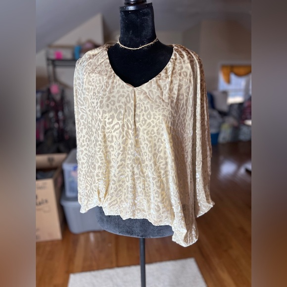 Size Large Cream Leopard Print Women's Top NWOT - Picture 1 of 7